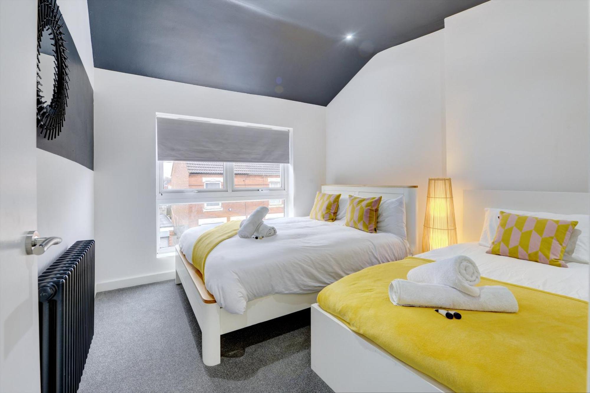 4 Bedrooms Homely House With Garden- Sleeps 9 Comfortably With 6 Comfortable Beds, Free Street Parking, Business Travellers, Contractors, & Holiday-Goers, Coventry, Near All Major Transport Links In Coventry And Motorway Exterior photo