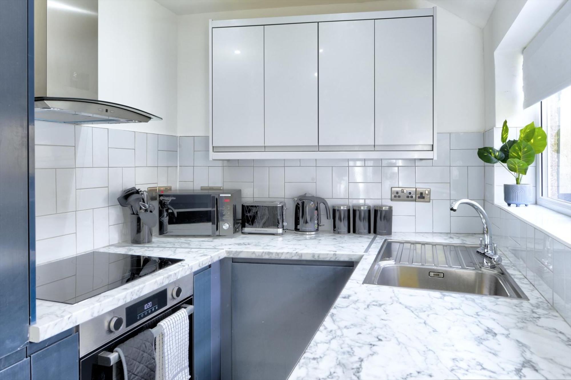 4 Bedrooms Homely House With Garden- Sleeps 9 Comfortably With 6 Comfortable Beds, Free Street Parking, Business Travellers, Contractors, & Holiday-Goers, Coventry, Near All Major Transport Links In Coventry And Motorway Exterior photo