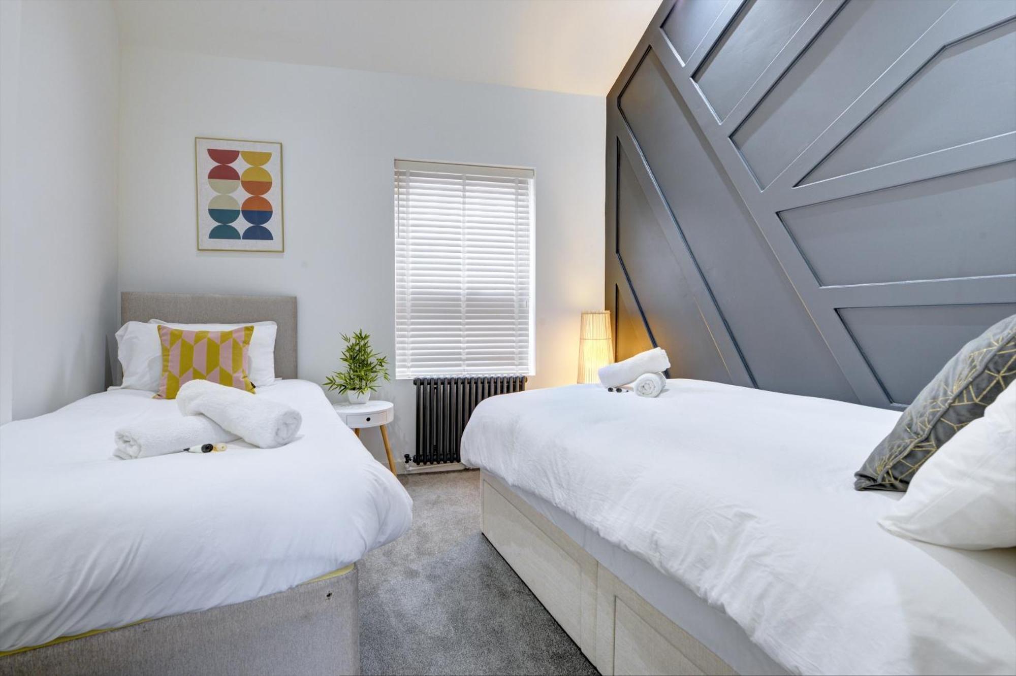 4 Bedrooms Homely House With Garden- Sleeps 9 Comfortably With 6 Comfortable Beds, Free Street Parking, Business Travellers, Contractors, & Holiday-Goers, Coventry, Near All Major Transport Links In Coventry And Motorway Exterior photo