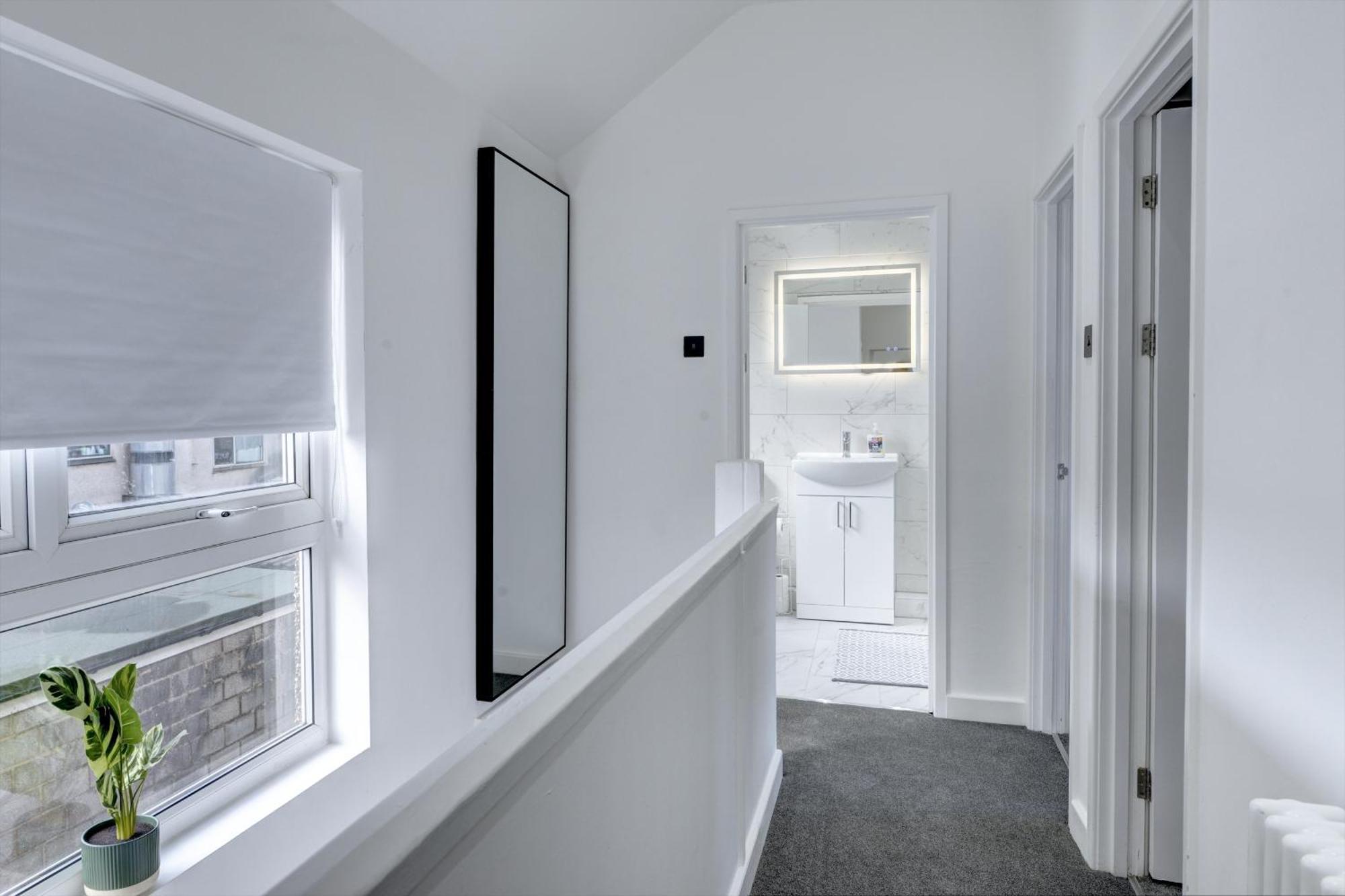 4 Bedrooms Homely House With Garden- Sleeps 9 Comfortably With 6 Comfortable Beds, Free Street Parking, Business Travellers, Contractors, & Holiday-Goers, Coventry, Near All Major Transport Links In Coventry And Motorway Exterior photo