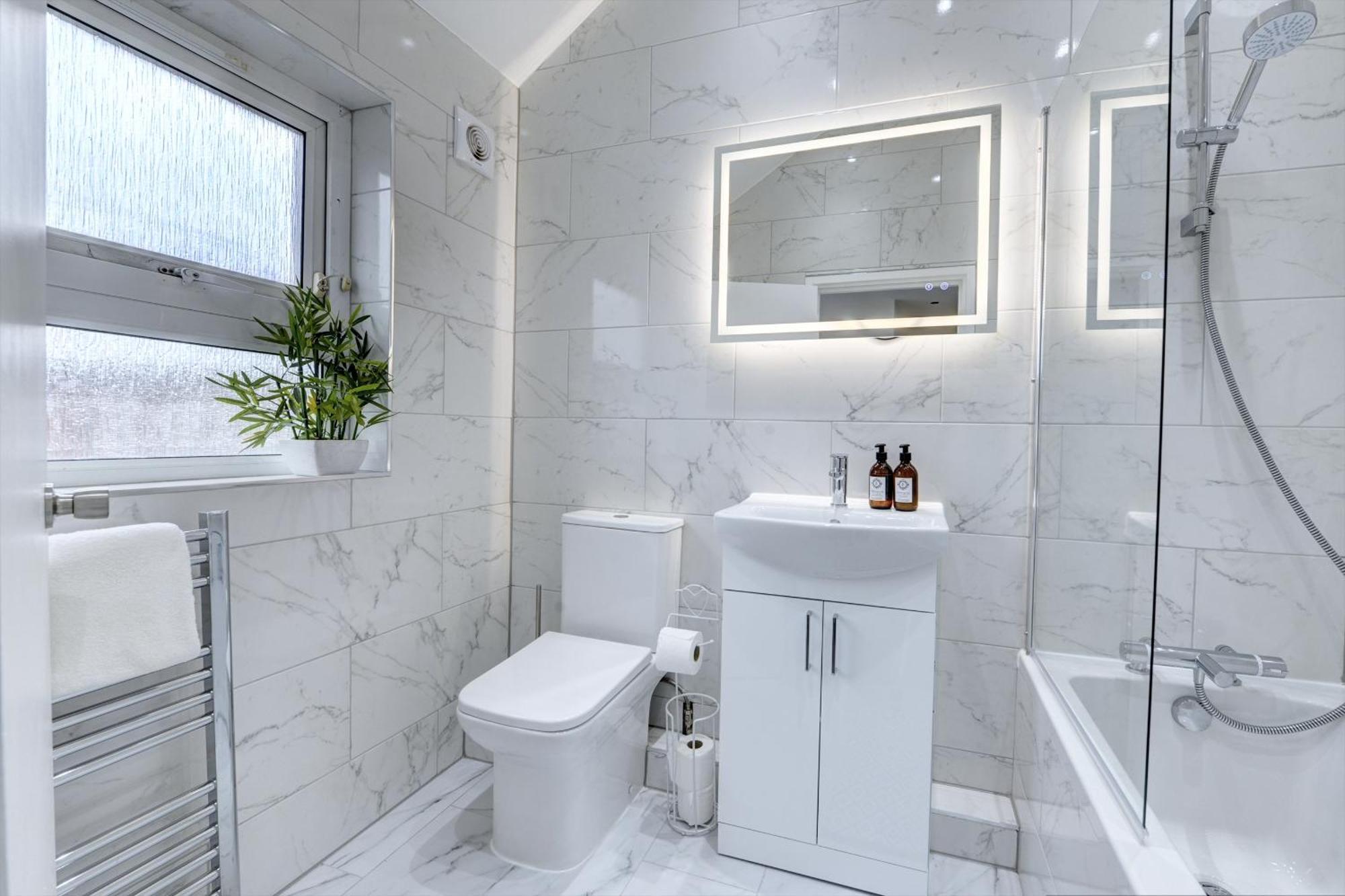 4 Bedrooms Homely House With Garden- Sleeps 9 Comfortably With 6 Comfortable Beds, Free Street Parking, Business Travellers, Contractors, & Holiday-Goers, Coventry, Near All Major Transport Links In Coventry And Motorway Exterior photo