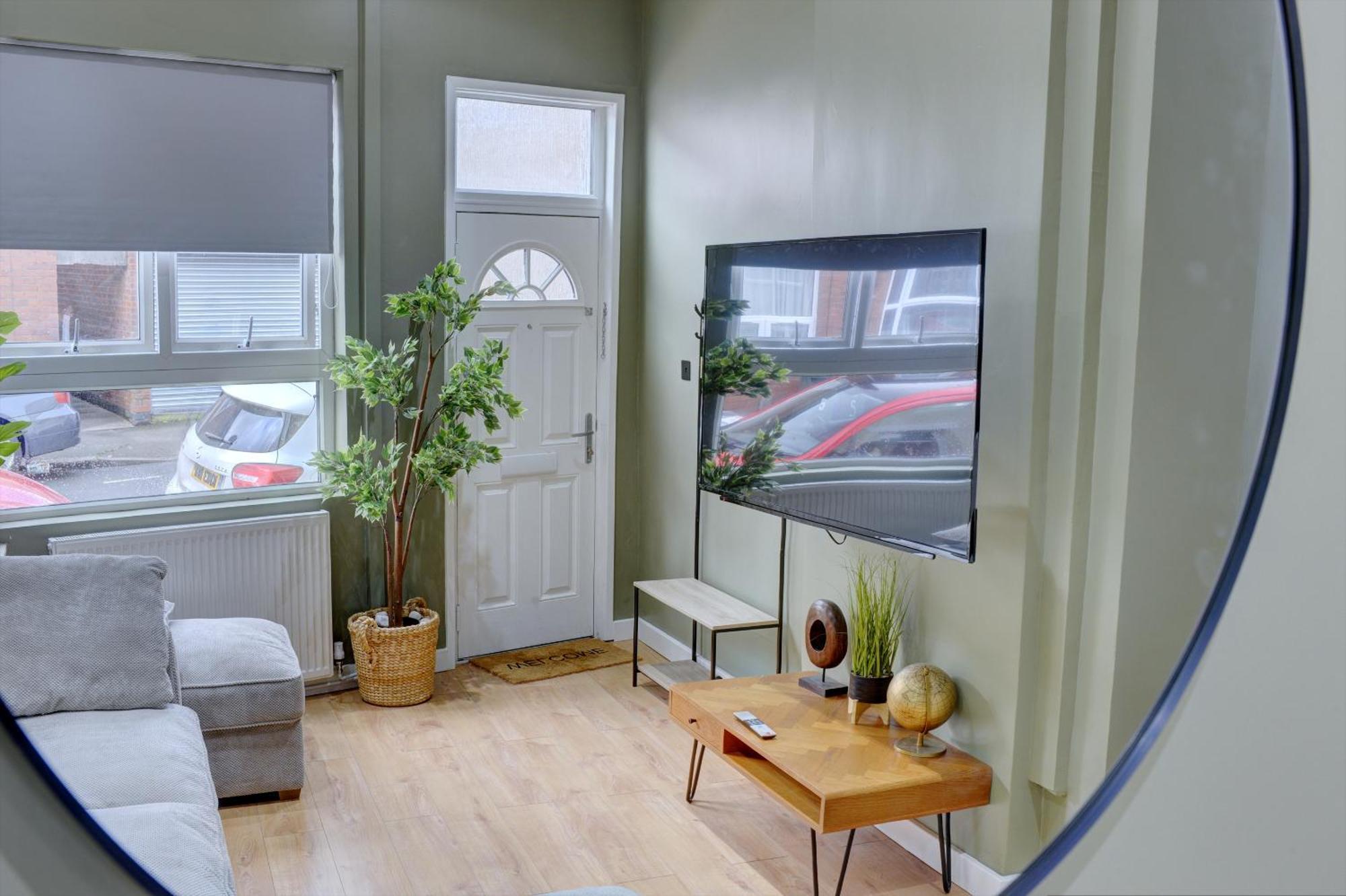 4 Bedrooms Homely House With Garden- Sleeps 9 Comfortably With 6 Comfortable Beds, Free Street Parking, Business Travellers, Contractors, & Holiday-Goers, Coventry, Near All Major Transport Links In Coventry And Motorway Exterior photo