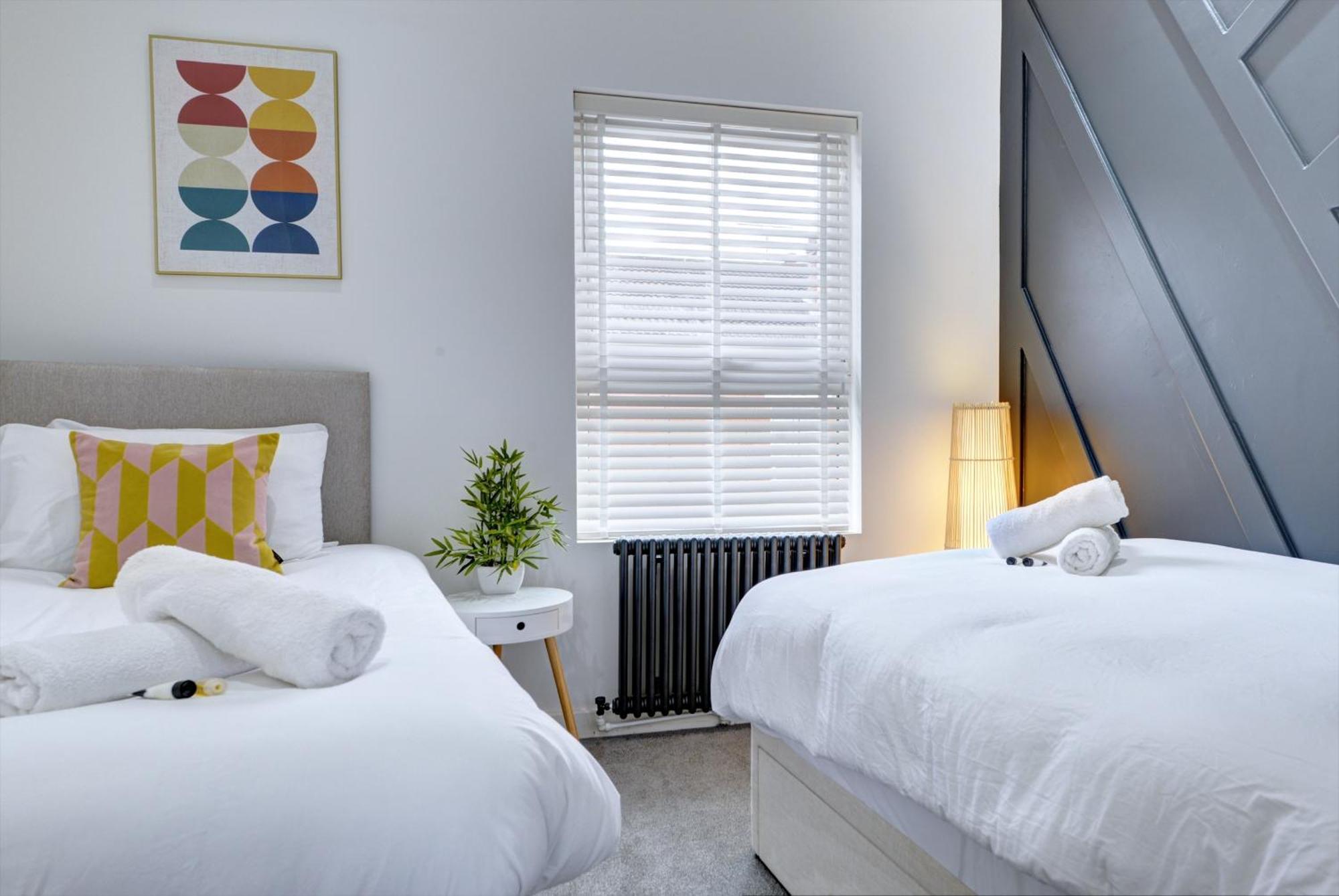 4 Bedrooms Homely House With Garden- Sleeps 9 Comfortably With 6 Comfortable Beds, Free Street Parking, Business Travellers, Contractors, & Holiday-Goers, Coventry, Near All Major Transport Links In Coventry And Motorway Exterior photo