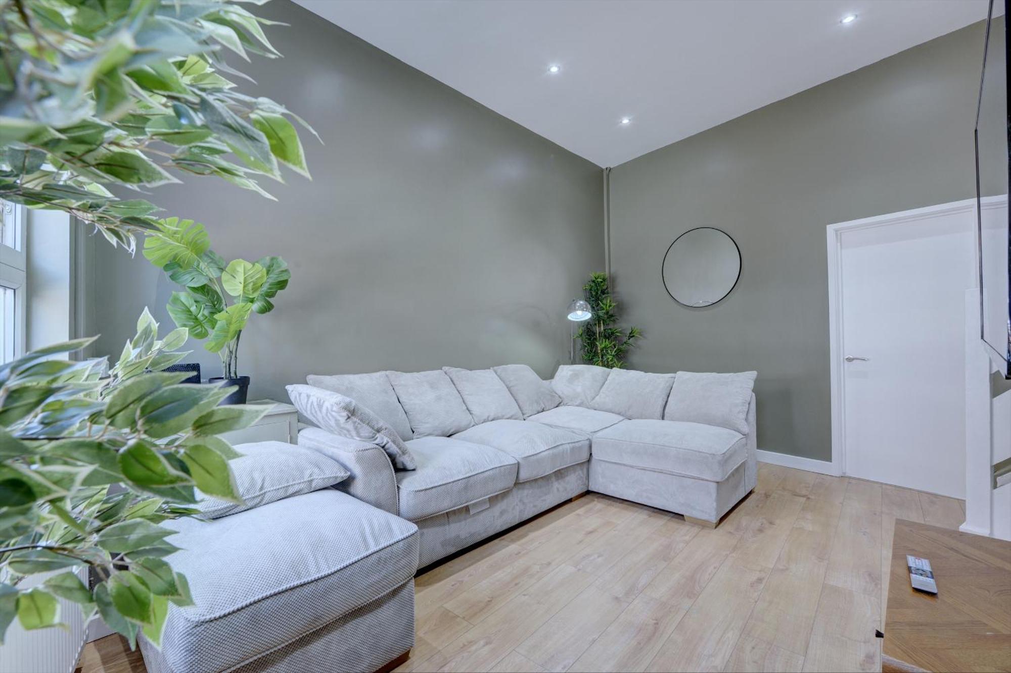 4 Bedrooms Homely House With Garden- Sleeps 9 Comfortably With 6 Comfortable Beds, Free Street Parking, Business Travellers, Contractors, & Holiday-Goers, Coventry, Near All Major Transport Links In Coventry And Motorway Exterior photo